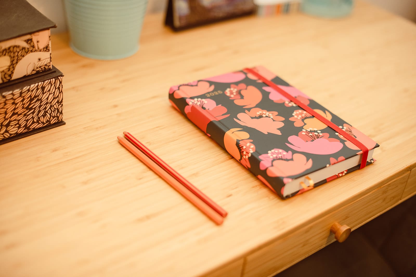 Un bonito cuaderno sobre el escritorio